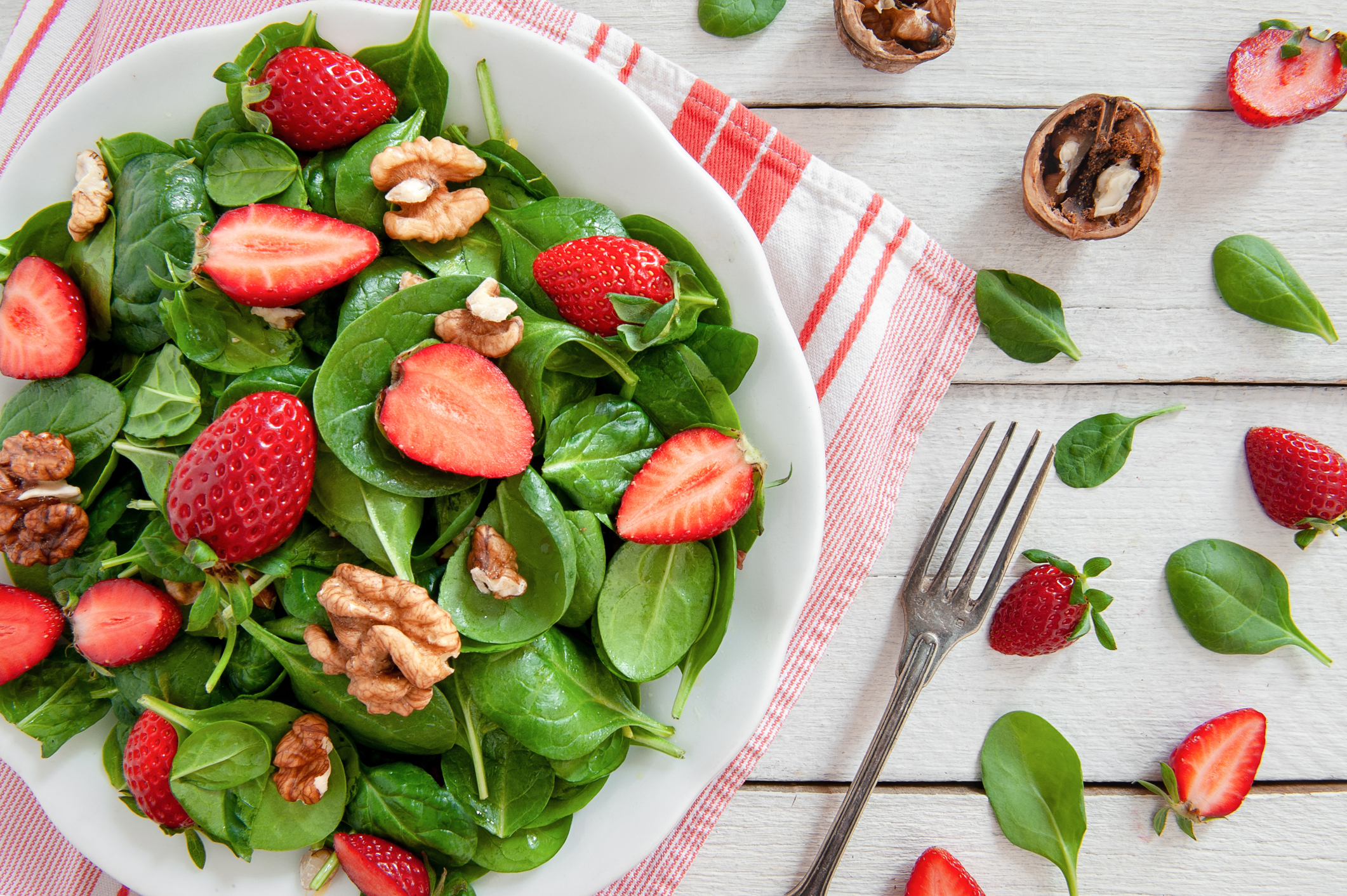 spinach salad with strawberries and walnuts